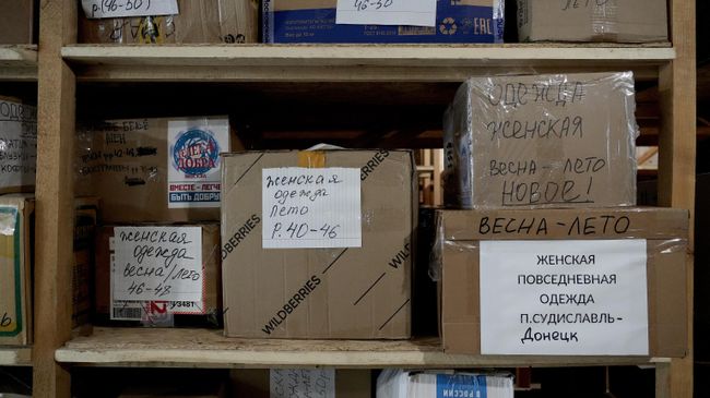 Коробки в штабе с гуманитарной помощью Коробки в штабе с гуманитарной помощью