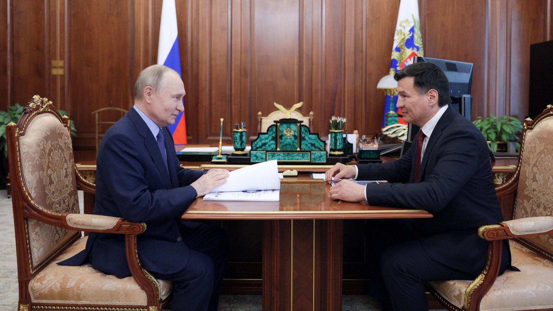 Президент РФ Владимир Путин и глава Республики Калмыкия Бату Хасиков во время встречи Президент РФ Владимир Путин и глава Республики Калмыкия Бату Хасиков во время встречи - РИА Новости, 1920, 21.05.2024
