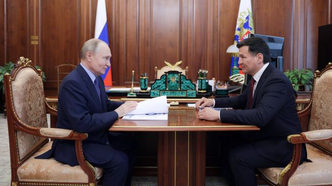 Президент РФ Владимир Путин и глава Республики Калмыкия Бату Хасиков во время встречи