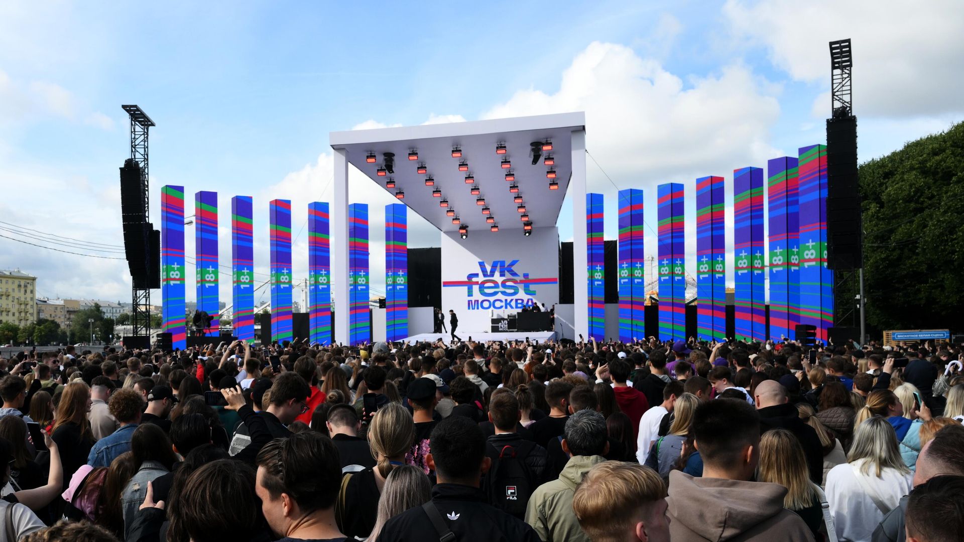 Посетители на фестивале VK FEST 2023 в Центральном парке культуры и отдыха имени Горького в Москве Посетители на фестивале VK FEST 2023 в Центральном парке культуры и отдыха имени Горького в Москве - РИА Новости, 1920, 21.06.2024