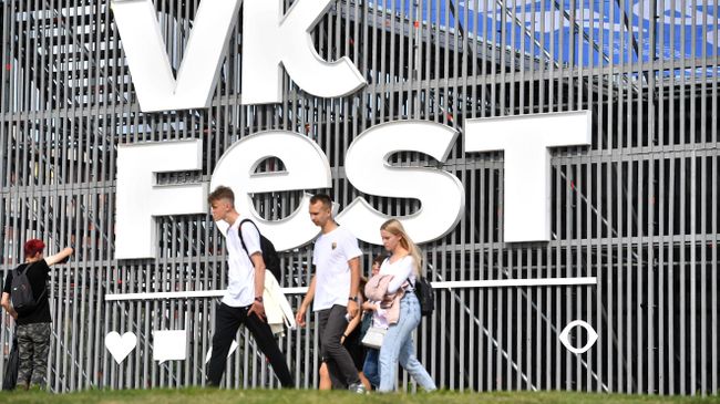 Посетители на фестивале VK Fest в Санкт-Петербурге