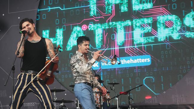 Выступление группы The Hatters