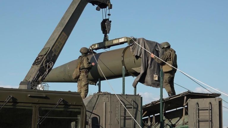 В России начались учения по применению нестратегического ядерного оружия В России начались учения по применению нестратегического ядерного оружия