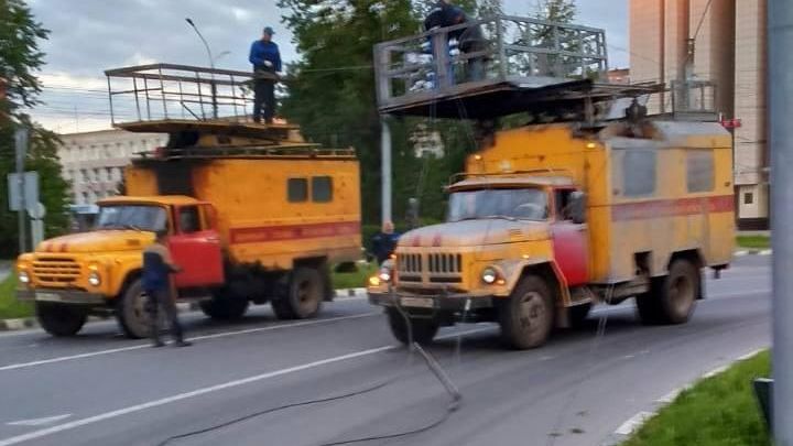 Аварийные службы восстанавливают троллейбусную сеть в Великом Новгороде Аварийные службы восстанавливают троллейбусную сеть в Великом Новгороде - РИА Новости, 1920, 21.05.2024