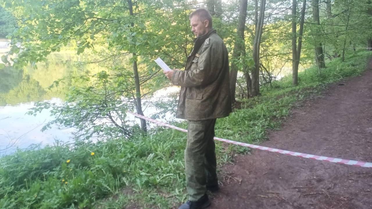 Сотрудник СК работает на месте обнаружения тела ребенка на юго-востоке Москвы Сотрудник СК работает на месте обнаружения тела ребенка на юго-востоке Москвы - РИА Новости, 1920, 22.05.2024