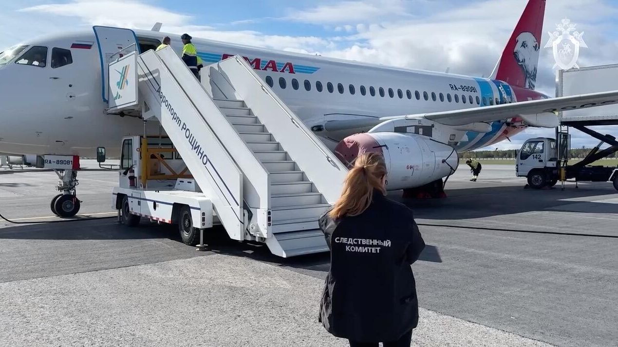 Сотрудник СК РФ на месте происшествия, где пассажирский самолет сообщением Уфа - Новый Уренгой совершил вынужденную посадку в аэропорту города Тюмень Рощино. 22 мая 2024 Сотрудник СК РФ на месте происшествия, где пассажирский самолет сообщением Уфа - Новый Уренгой совершил вынужденную посадку в аэропорту города Тюмень Рощино. 22 мая 2024 - РИА Новости, 1920, 22.05.2024