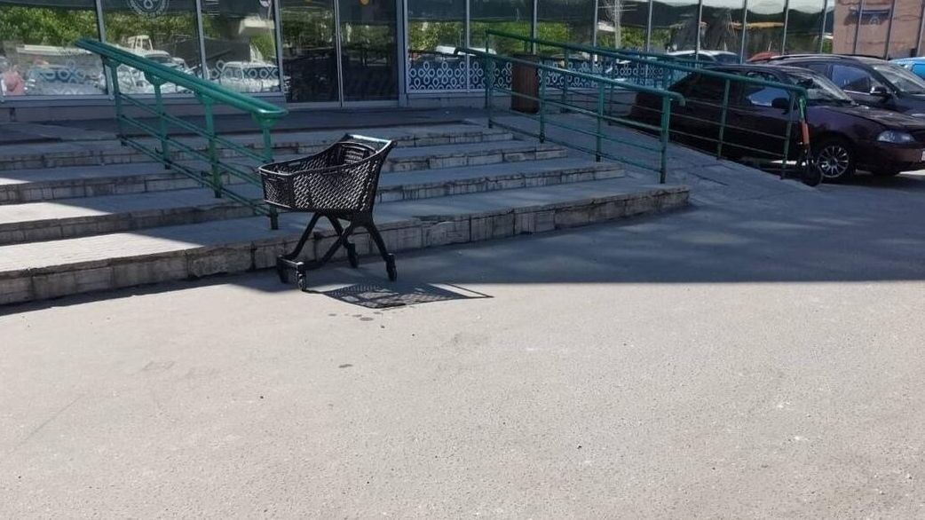 Место происшествия, где женщина бросила грудного ребенка на ступеньках супермакета на улице Адмирала Ушакова Место происшествия, где женщина бросила грудного ребенка на ступеньках супермакета на улице Адмирала Ушакова - РИА Новости, 1920, 22.05.2024