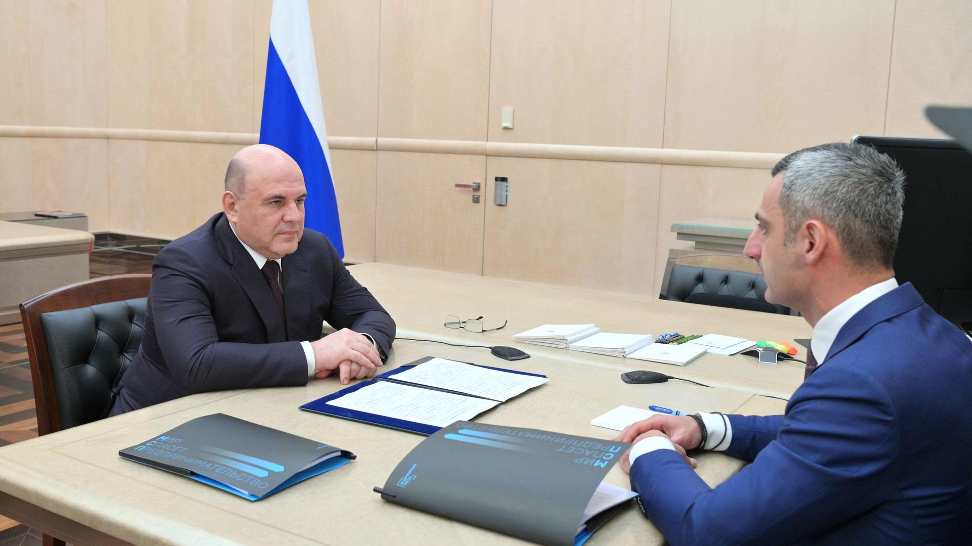Председатель правительства РФ Михаил Мишустин и генеральный директор, председатель правления корпорации МСП Александр Исаевич во время встречи Председатель правительства РФ Михаил Мишустин и генеральный директор, председатель правления корпорации МСП Александр Исаевич во время встречи - РИА Новости, 1920, 22.05.2024