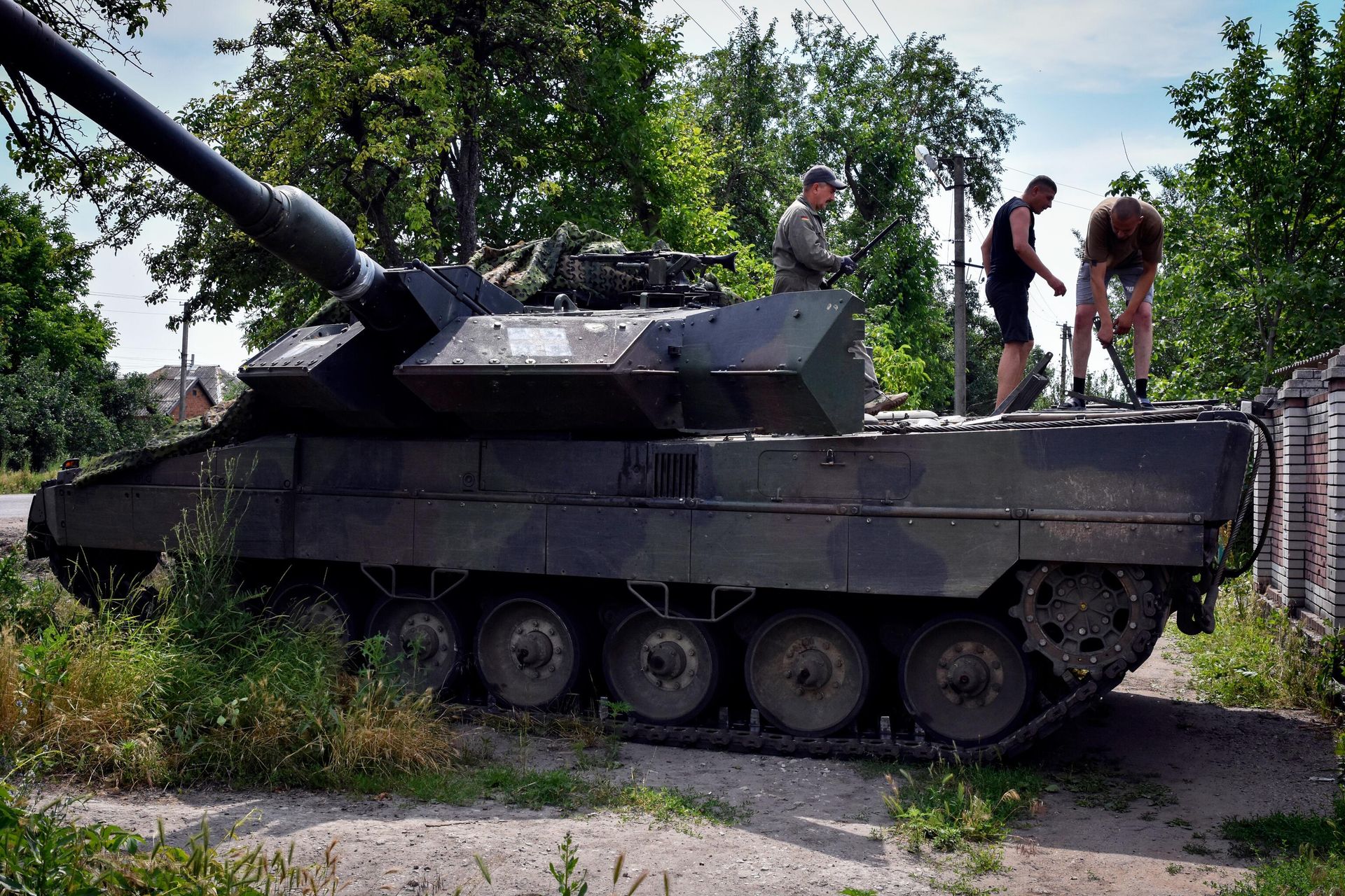 Украинские военные ремонтируют немецкий танк Leopard 2 Украинские военные ремонтируют немецкий танк Leopard 2 - РИА Новости, 1920, 25.10.2024