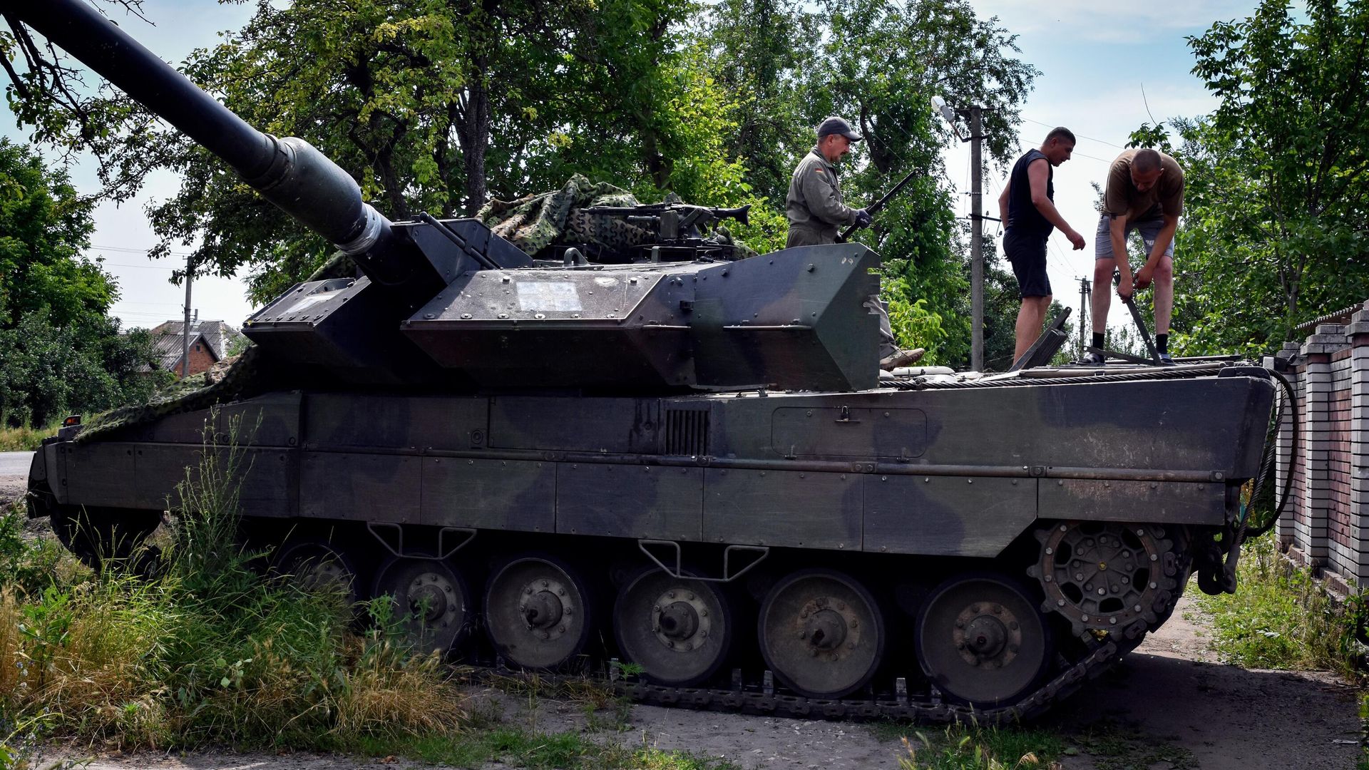 Украинские военные ремонтируют немецкий танк Leopard 2 - РИА Новости, 1920, 12.06.2024