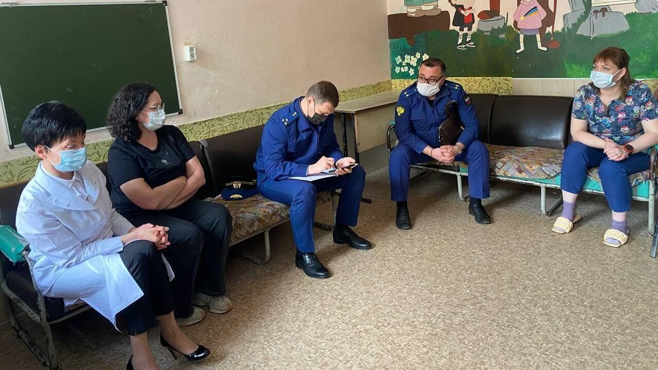 Сотрудники Прокуратуры Саратовской области работают на месте происшествия, где подростки избили ребенка в палате больницы. 22 мая 2024 Сотрудники Прокуратуры Саратовской области работают на месте происшествия, где подростки избили ребенка в палате больницы. 22 мая 2024 - РИА Новости, 1920, 22.05.2024