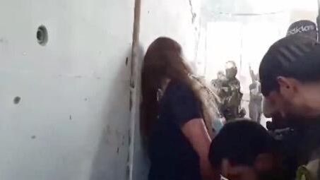 Стоп-кадр из видео, опубликованного израильской организацией Форум семей заложников Стоп-кадр из видео, опубликованного израильской организацией Форум семей заложников - РИА Новости, 1920, 22.05.2024