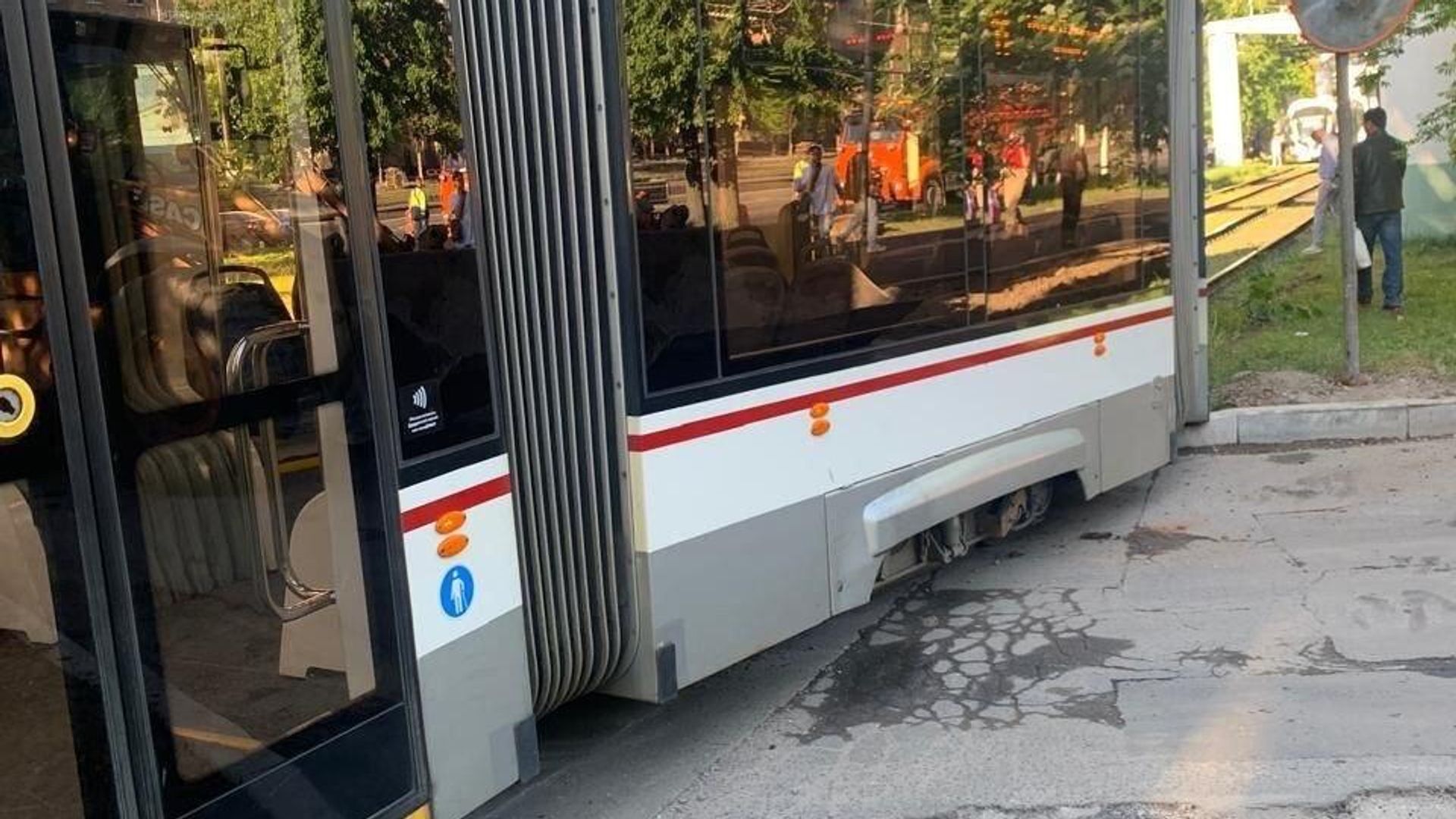 Место ДТП на трамвайных путях на улице Академика Королева в Москве Место ДТП на трамвайных путях на улице Академика Королева в Москве - РИА Новости, 1920, 22.05.2024