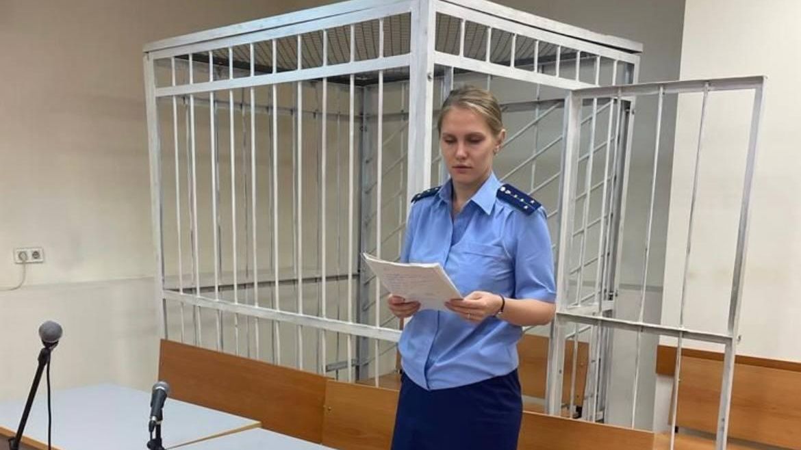Сотрудник прокуратуры Якутска во время рассмотрения уголовного дела в отношении бывшего сотрудника правоохранительных органов Сотрудник прокуратуры Якутска во время рассмотрения уголовного дела в отношении бывшего сотрудника правоохранительных органов - РИА Новости, 1920, 23.05.2024
