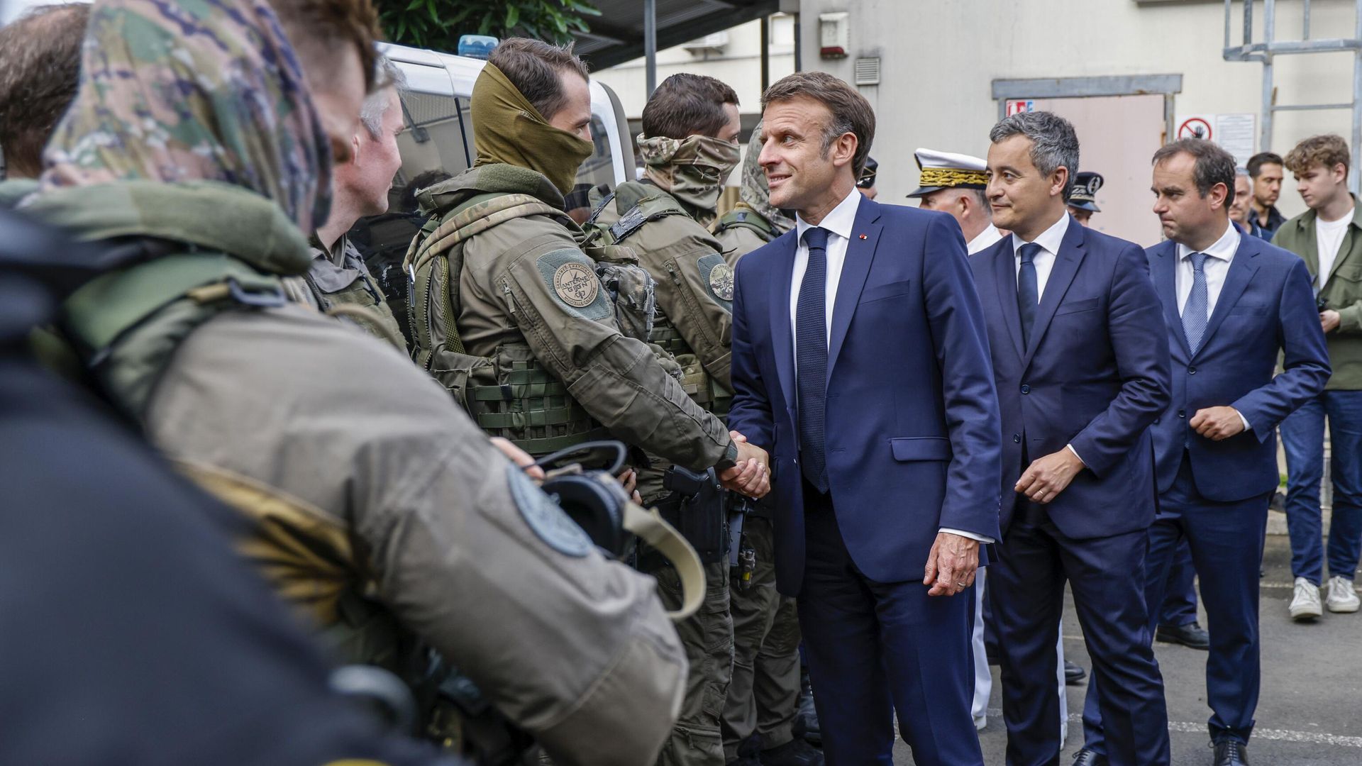 Президент Франции Эммануэль Макрон посещает центральный полицейский участок в Нумеа, Новая Каледония Президент Франции Эммануэль Макрон посещает центральный полицейский участок в Нумеа, Новая Каледония - РИА Новости, 1920, 26.05.2024