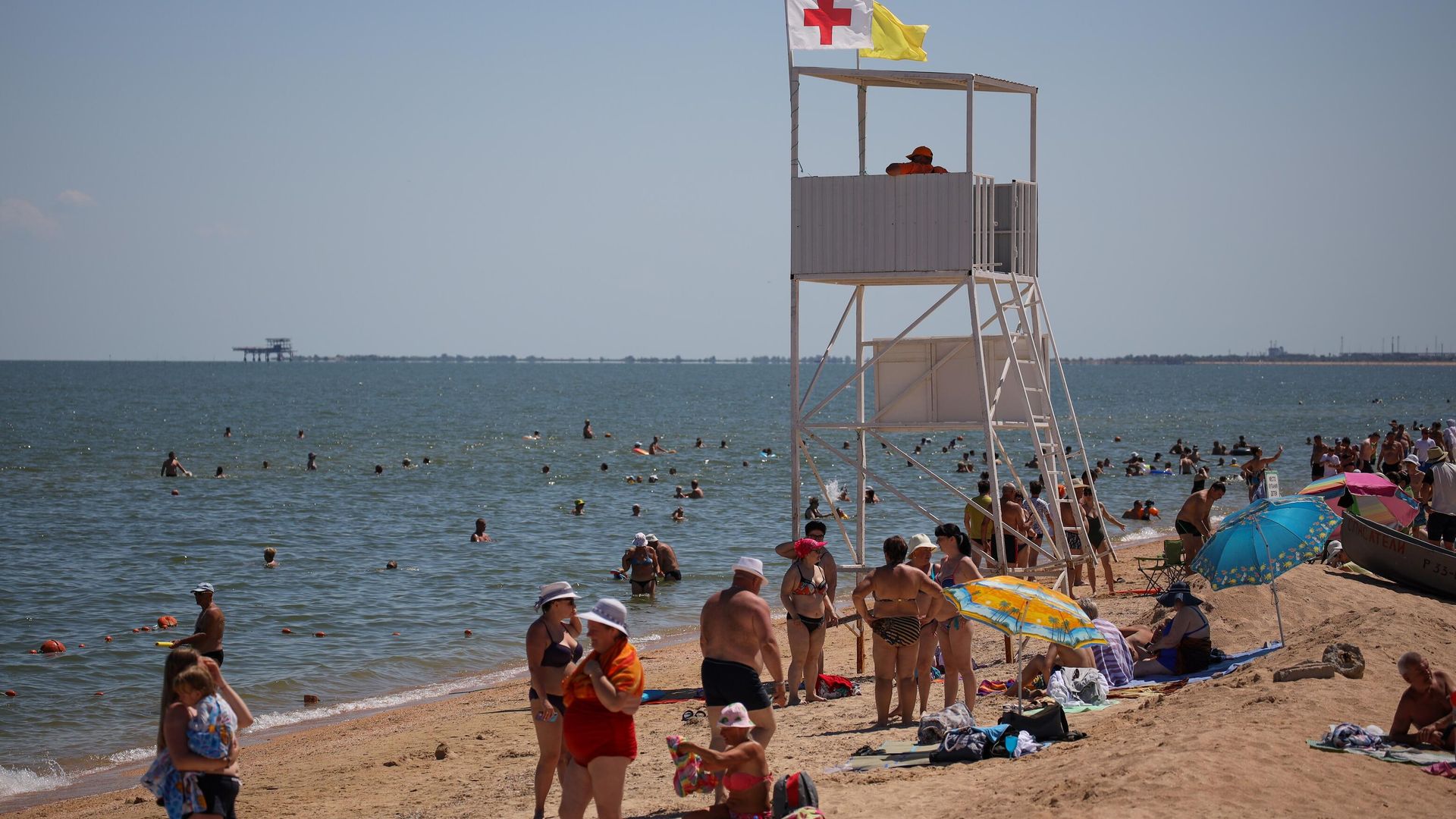 Отдыхающие на пляже в станице Голубицкой в поселке в Краснодарском крае Отдыхающие на пляже в станице Голубицкой в поселке в Краснодарском крае - РИА Новости, 1920, 20.07.2024