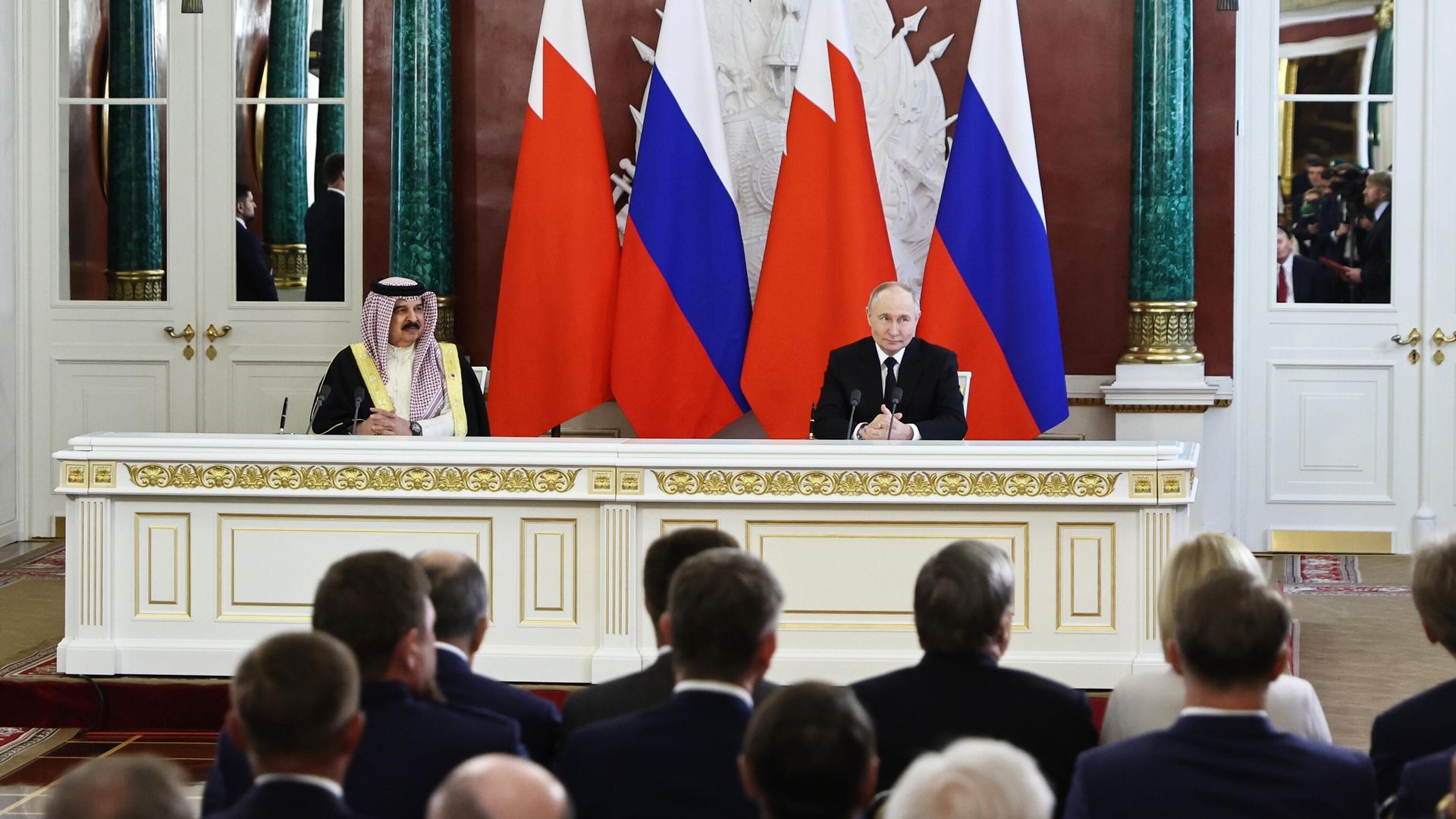 Президент РФ Владимир Путин и король Бахрейна Хамад бен Иса Аль Халифа на церемонии подписания документов о сотрудничестве между Россией и Бахрейном Президент РФ Владимир Путин и король Бахрейна Хамад бен Иса Аль Халифа на церемонии подписания документов о сотрудничестве между Россией и Бахрейном - РИА Новости, 1920, 29.05.2024