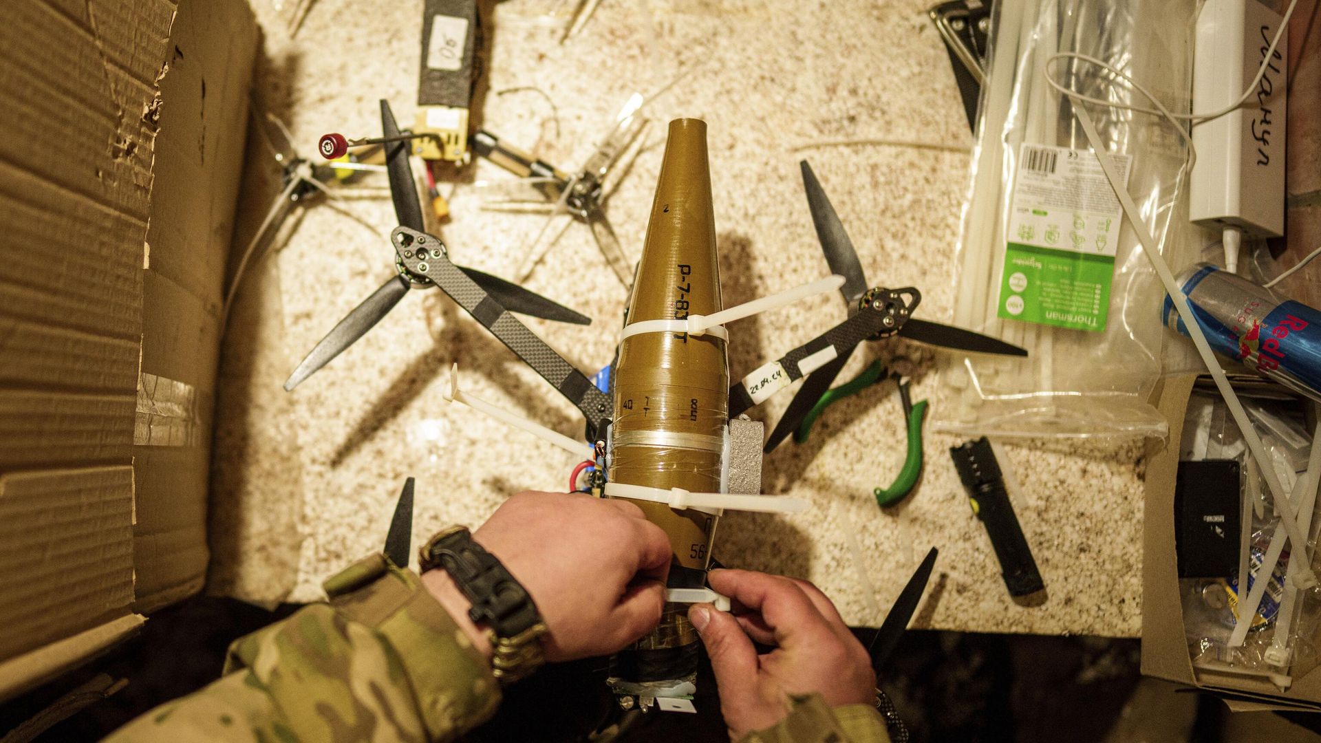 Украинский военнослужащий закрепляет боеприпас на дрон Украинский военнослужащий закрепляет боеприпас на дрон - РИА Новости, 1920, 11.09.2024