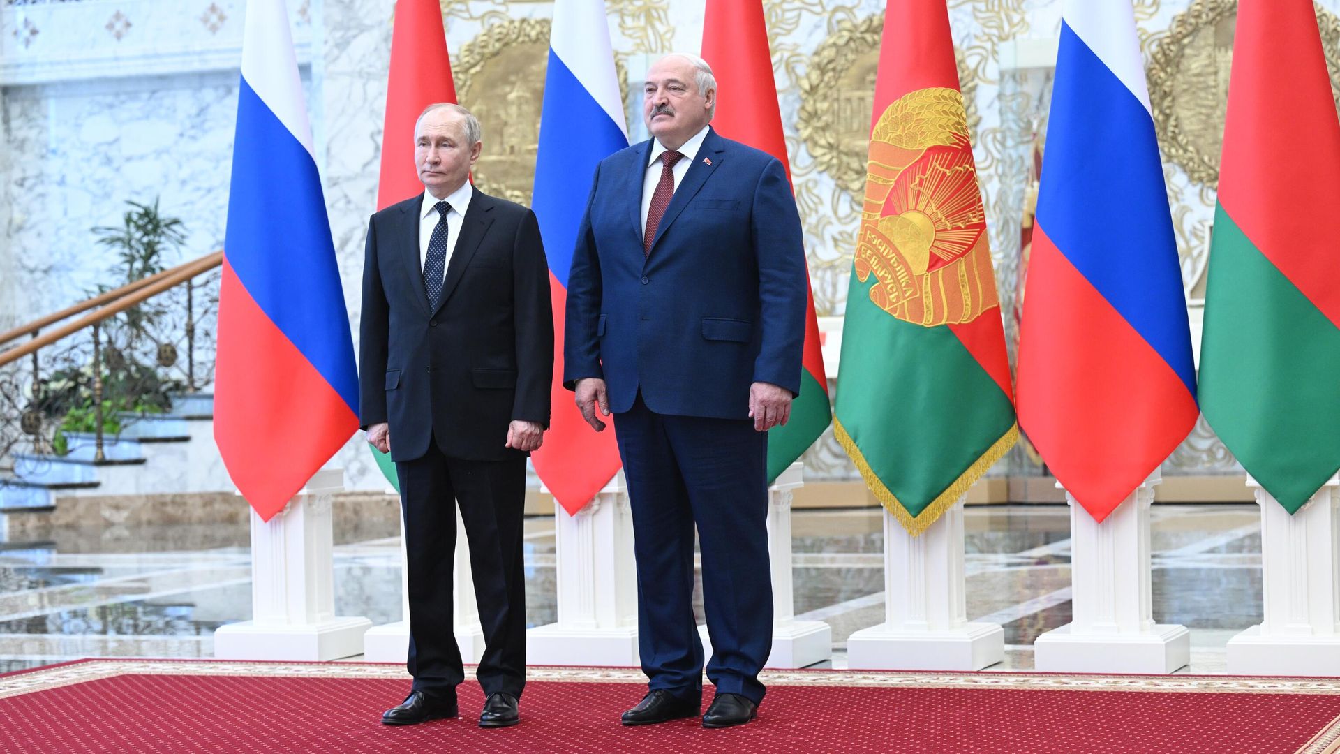 Президент России Владимир Путин и президент Белоруссии Александр Лукашенко на церемонии официальной встречи в Минске Президент России Владимир Путин и президент Белоруссии Александр Лукашенко на церемонии официальной встречи в Минске - РИА Новости, 1920, 24.05.2024