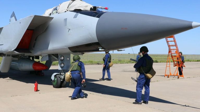 Истребитель МиГ-31, снаряженный ракетой Кинжал Истребитель МиГ-31, снаряженный ракетой Кинжал