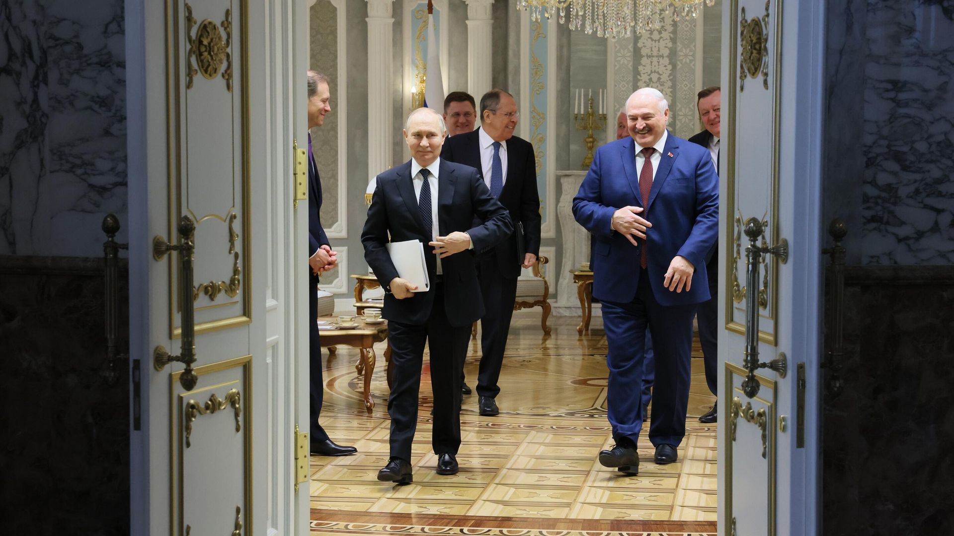 Президент России Владимир Путин и президент Белоруссии Александр Лукашенко после переговоров в Минске Президент России Владимир Путин и президент Белоруссии Александр Лукашенко после переговоров в Минске - РИА Новости, 1920, 24.05.2024