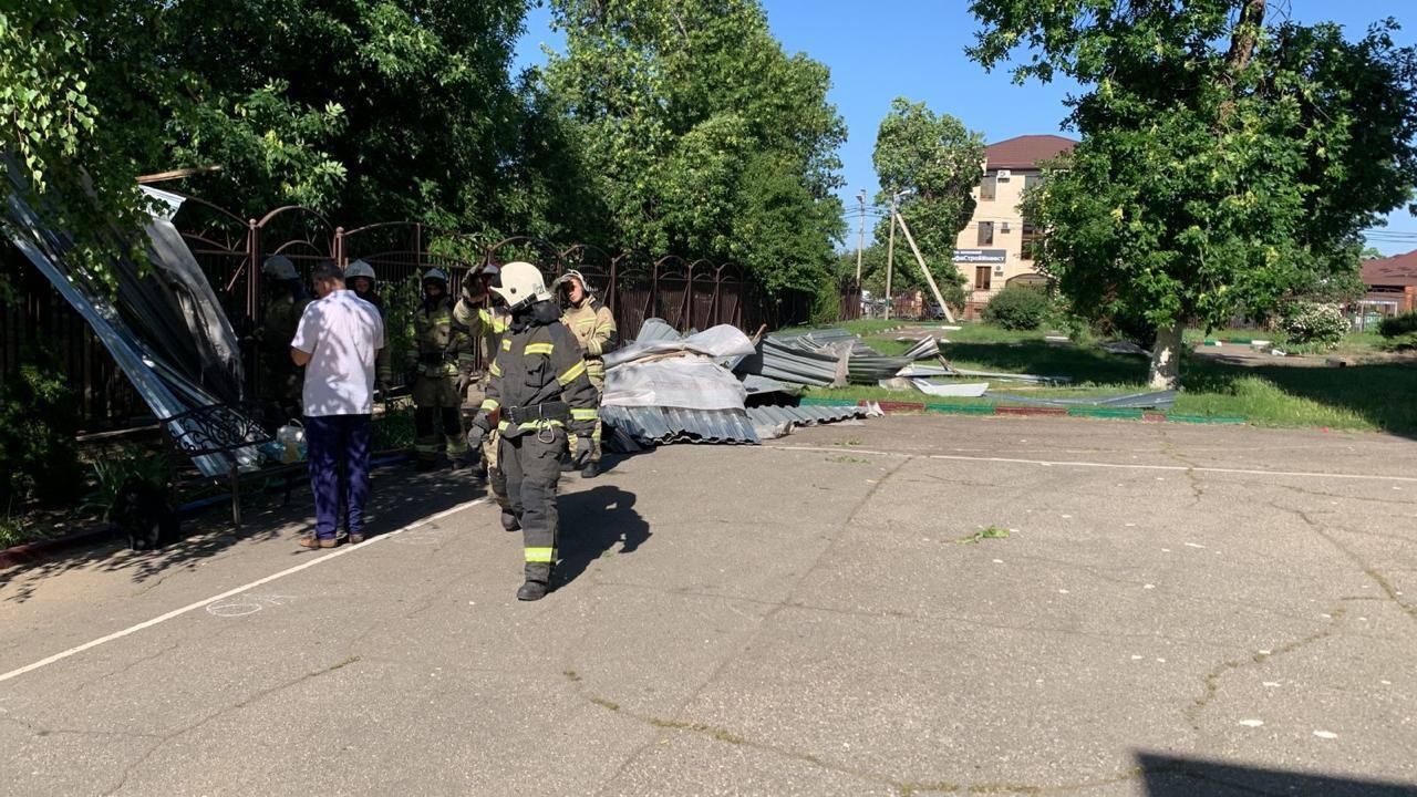 Ветер снес часть крыши в школе № 29 в Краснодаре Ветер снес часть крыши в школе № 29 в Краснодаре - РИА Новости, 1920, 25.05.2024