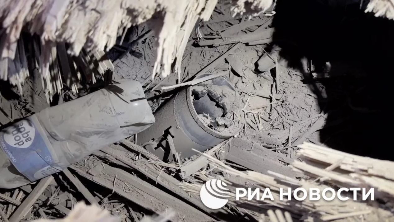 Место попадания ракеты в частный жилой дом в Донецке Место попадания ракеты в частный жилой дом в Донецке - РИА Новости, 1920, 26.05.2024