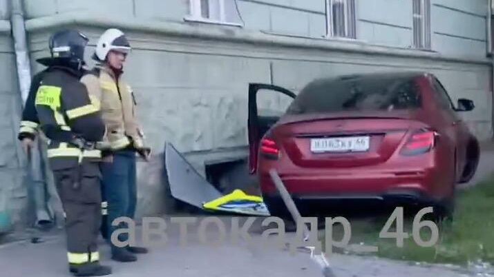 Место происшествия, где водитель Мерседеса сбил ребенка и взрослого на тротуаре в Курске. 25 мая 2024 Место происшествия, где водитель Мерседеса сбил ребенка и взрослого на тротуаре в Курске. 25 мая 2024 - РИА Новости, 1920, 25.05.2024