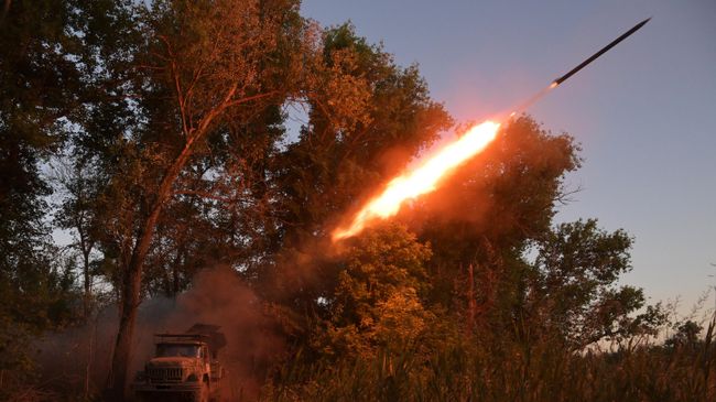 Военнослужащие ВС РФ ведут огонь в зоне проведения СВО 