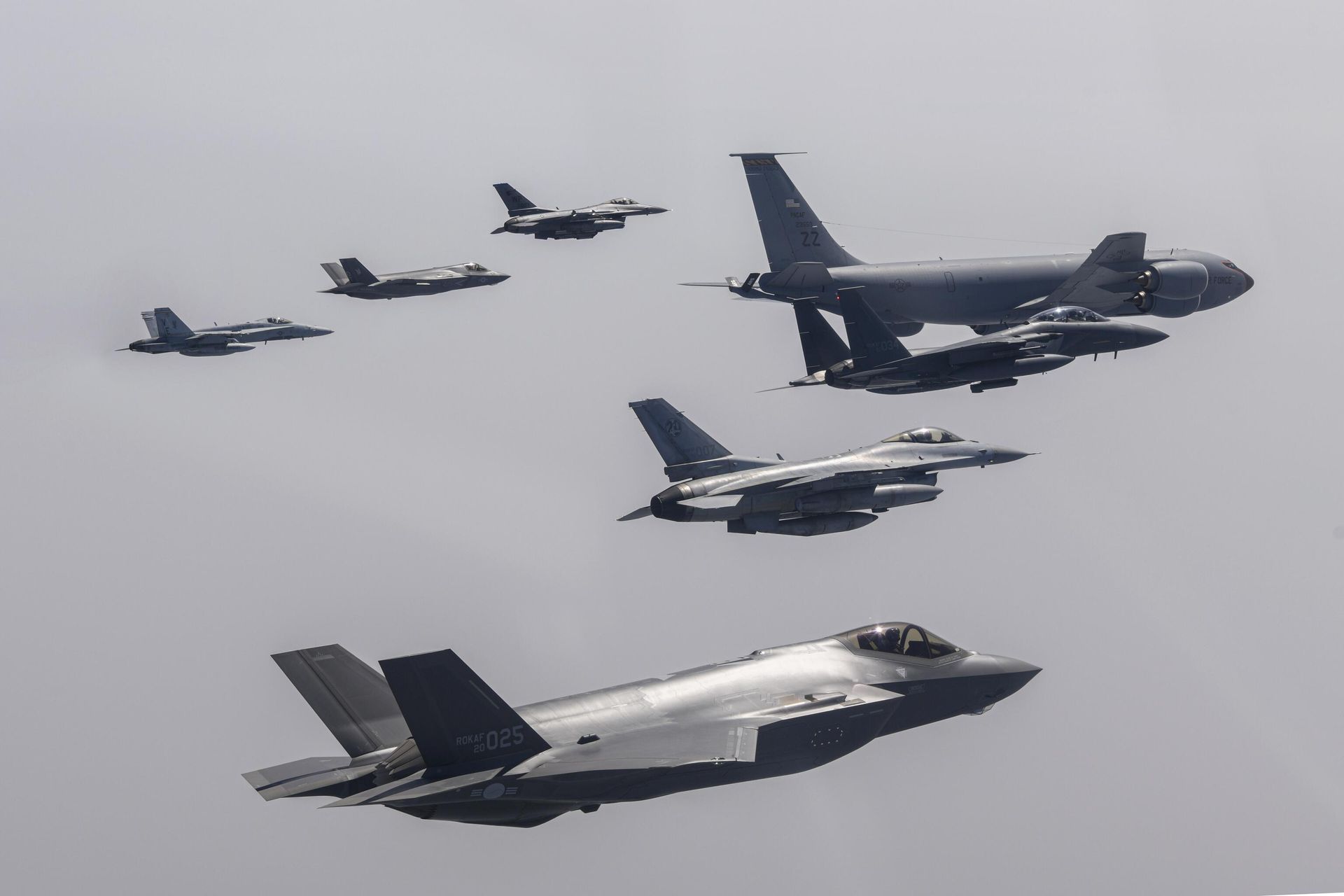 Истребители F-15K, KF-16 и F-35A ВВС Южной Кореи Истребители F-15K, KF-16 и F-35A ВВС Южной Кореи - РИА Новости, 1920, 28.05.2024