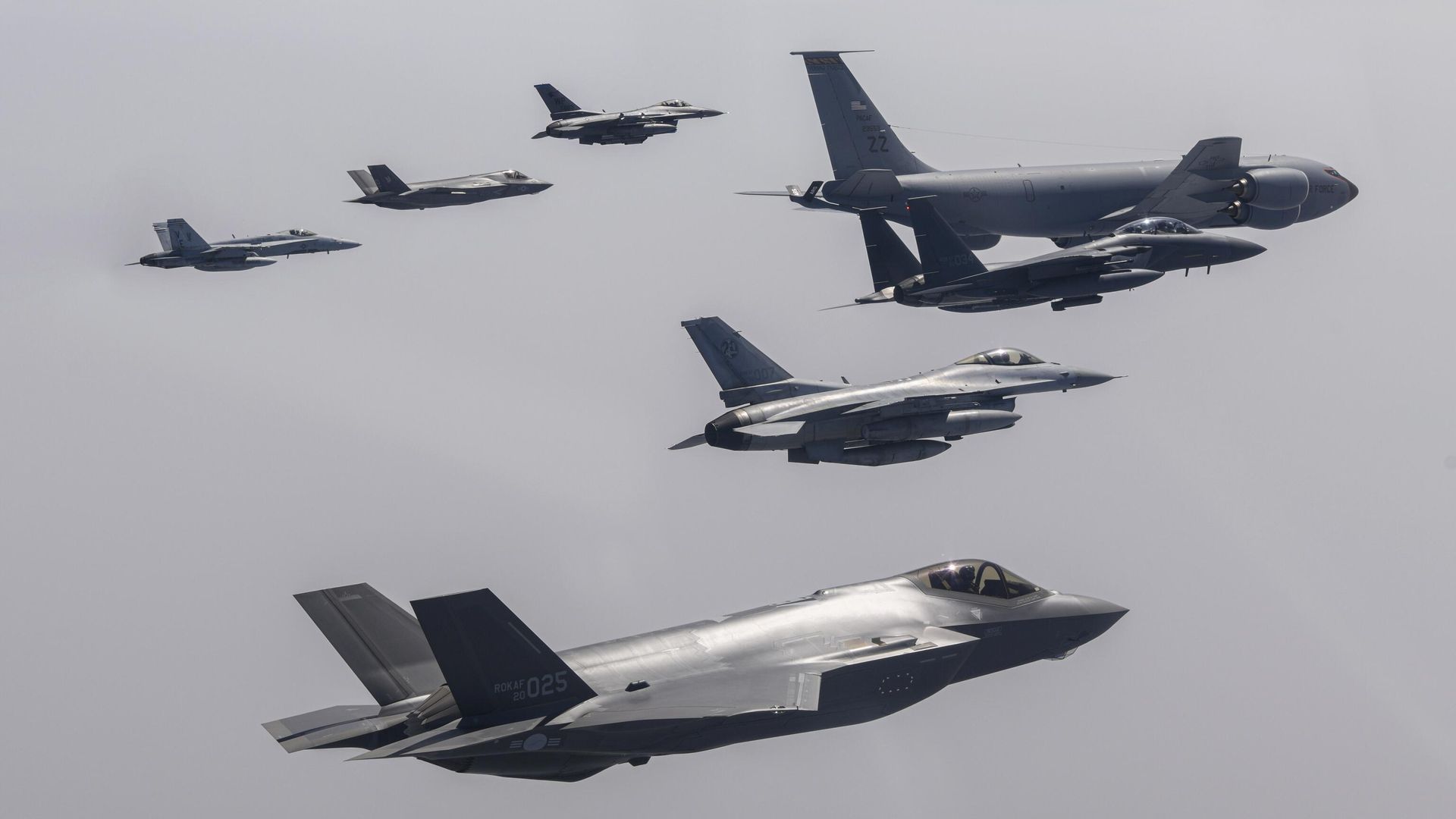 Истребители F-15K, KF-16 и F-35A ВВС Южной Кореи - РИА Новости, 1920, 23.04.2026