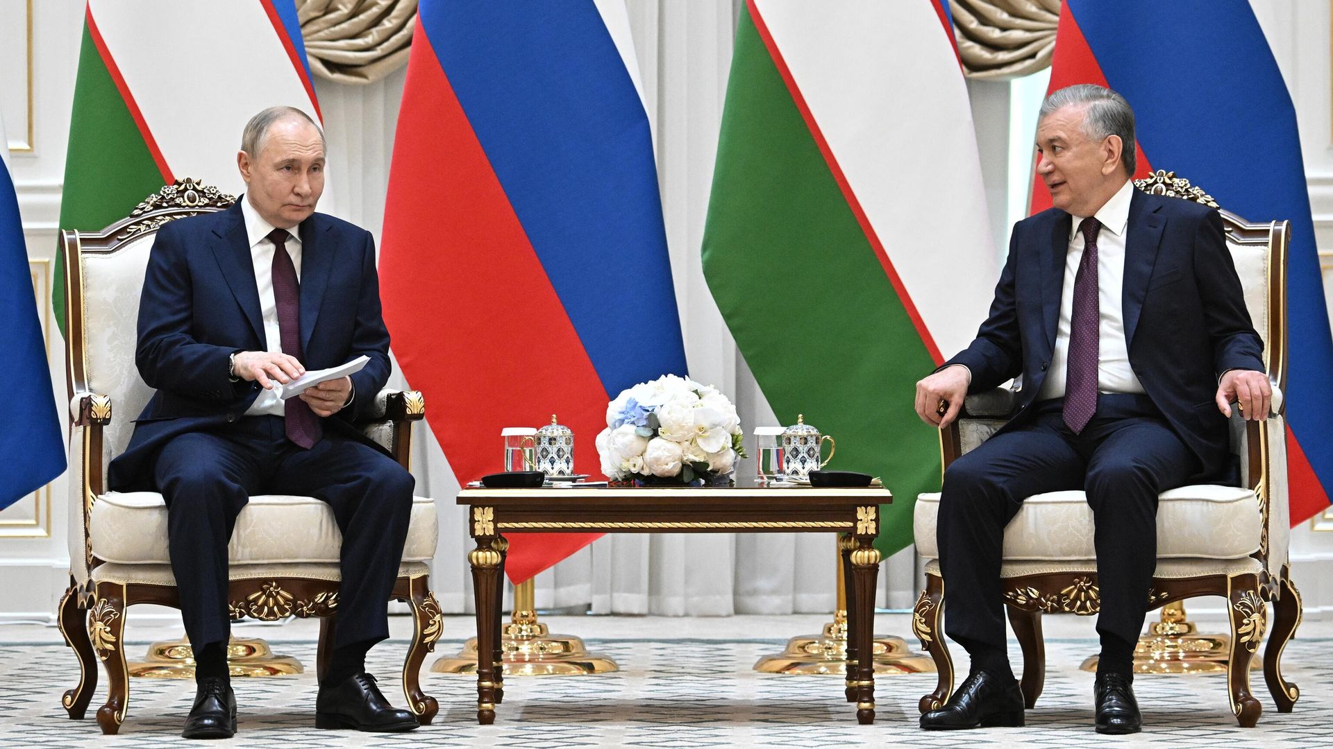 Президент РФ Владимир Путин и президент Узбекистана Шавкат Мирзиеев во время встречи в государственной резиденции Куксарой Президент РФ Владимир Путин и президент Узбекистана Шавкат Мирзиеев во время встречи в государственной резиденции Куксарой - РИА Новости, 1920, 27.05.2024