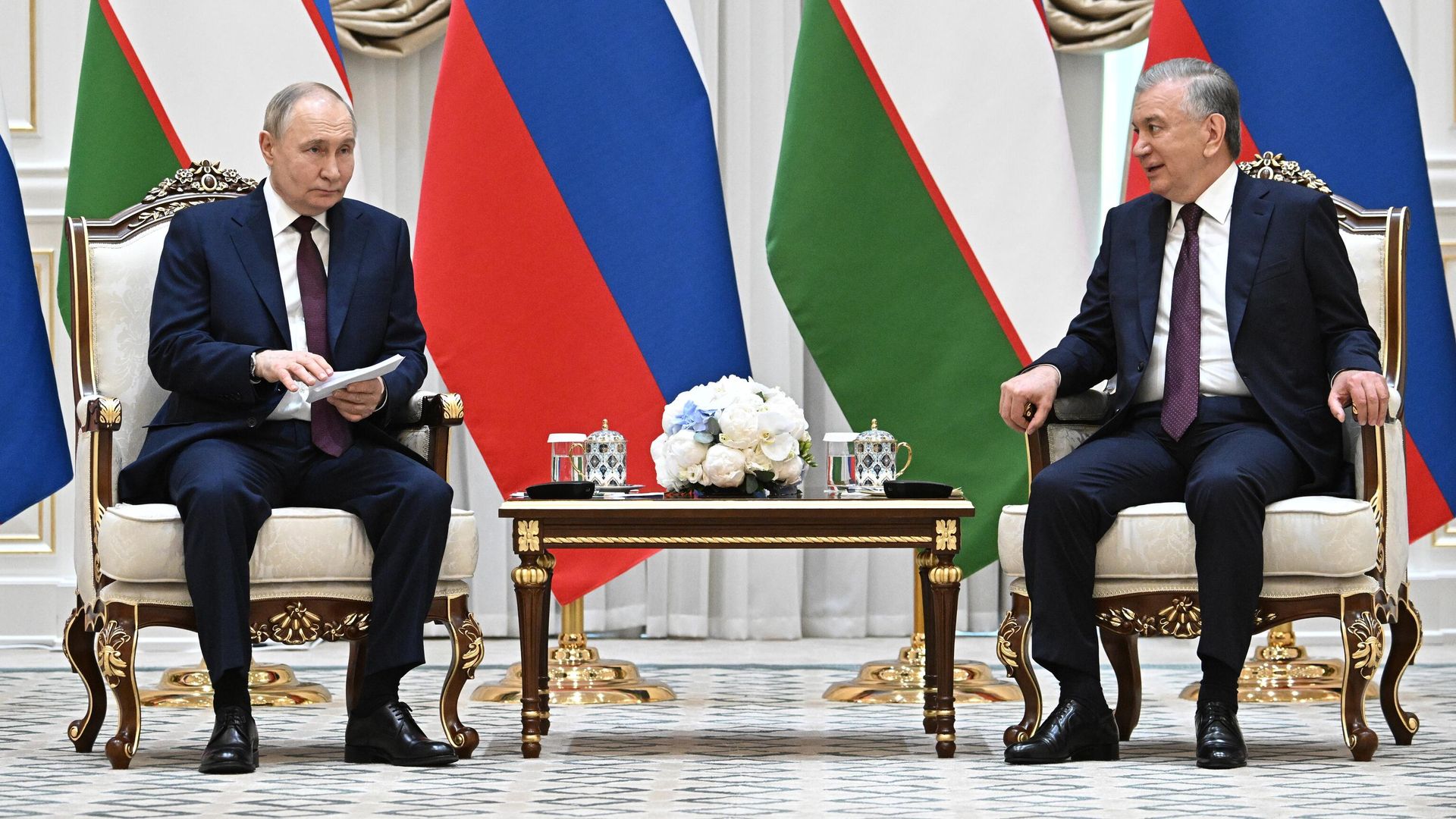 Президент РФ Владимир Путин и президент Узбекистана Шавкат Мирзиеев во время встречи в государственной резиденции Куксарой Президент РФ Владимир Путин и президент Узбекистана Шавкат Мирзиеев во время встречи в государственной резиденции Куксарой - РИА Новости, 1920, 28.05.2024
