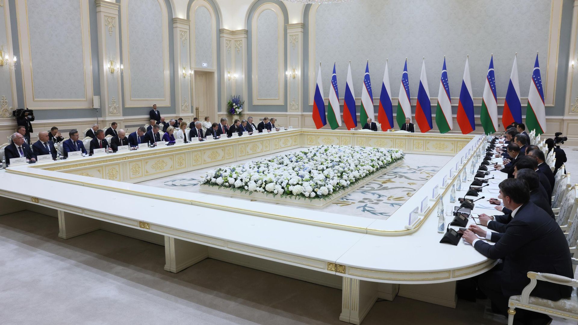 Президент РФ Владимир Путин и президент Узбекистана Шавкат Мирзиеев на российско-узбекистанских переговорах в расширенном составе в государственной резиденции Куксарой Президент РФ Владимир Путин и президент Узбекистана Шавкат Мирзиеев на российско-узбекистанских переговорах в расширенном составе в государственной резиденции Куксарой - РИА Новости, 1920, 27.05.2024