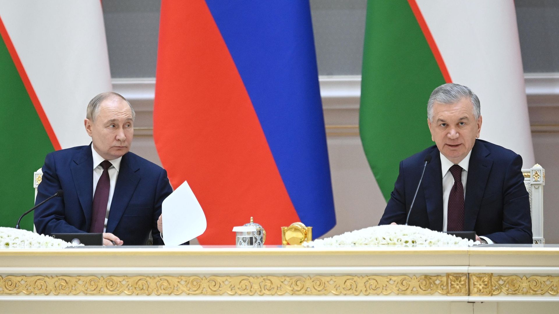 Президент РФ Владимир Путин и президент Узбекистана Шавкат Мирзиеев на российско-узбекистанских переговорах в расширенном составе в государственной резиденции Куксарой Президент РФ Владимир Путин и президент Узбекистана Шавкат Мирзиеев на российско-узбекистанских переговорах в расширенном составе в государственной резиденции Куксарой - РИА Новости, 1920, 27.05.2024