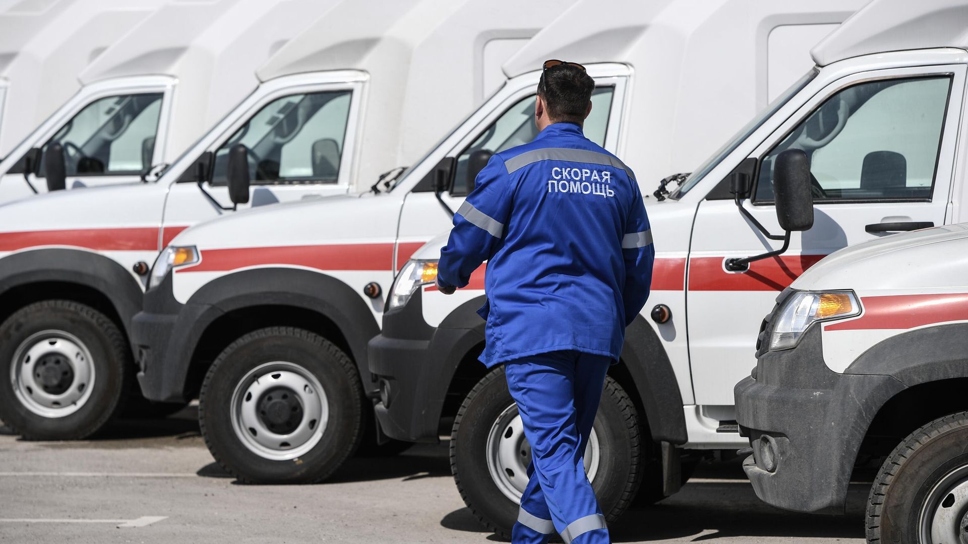 Сотрудник скорой помощи рядом с новыми автомобилями в Крыму Сотрудник скорой помощи рядом с новыми автомобилями в Крыму - РИА Новости, 1920, 10.10.2025