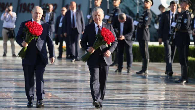 Президент РФ Владимир Путин и президент Узбекистана Шавкат Мирзиеев возлагают цветы к мемориалу Ода стойкости во время посещения мемориального комплекса Парк Победы в Ташкенте. 27 мая 2024 Президент РФ Владимир Путин и президент Узбекистана Шавкат Мирзиеев возлагают цветы к мемориалу Ода стойкости во время посещения мемориального комплекса Парк Победы в Ташкенте. 27 мая 2024