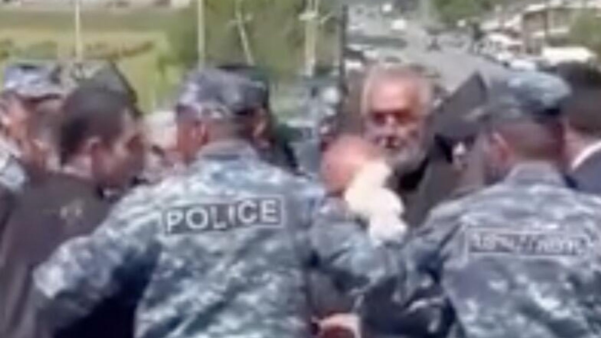 Полицейские попытались воспрепятствовать входу Католикоса всех армян Гарегина II в мемориальный комплекс Сардарапат Полицейские попытались воспрепятствовать входу Католикоса всех армян Гарегина II в мемориальный комплекс Сардарапат - РИА Новости, 1920, 28.05.2024