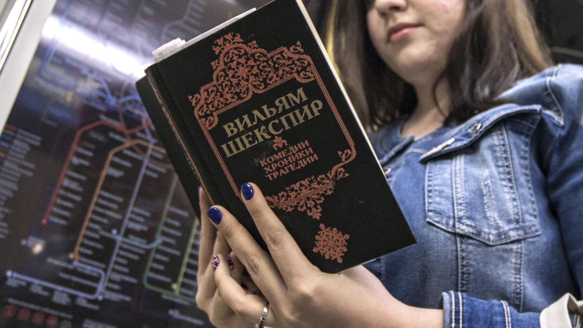 Девушка читает книгу Уильяма Шекспира в поезде Девушка читает книгу Уильяма Шекспира в поезде - РИА Новости, 1920, 03.06.2024