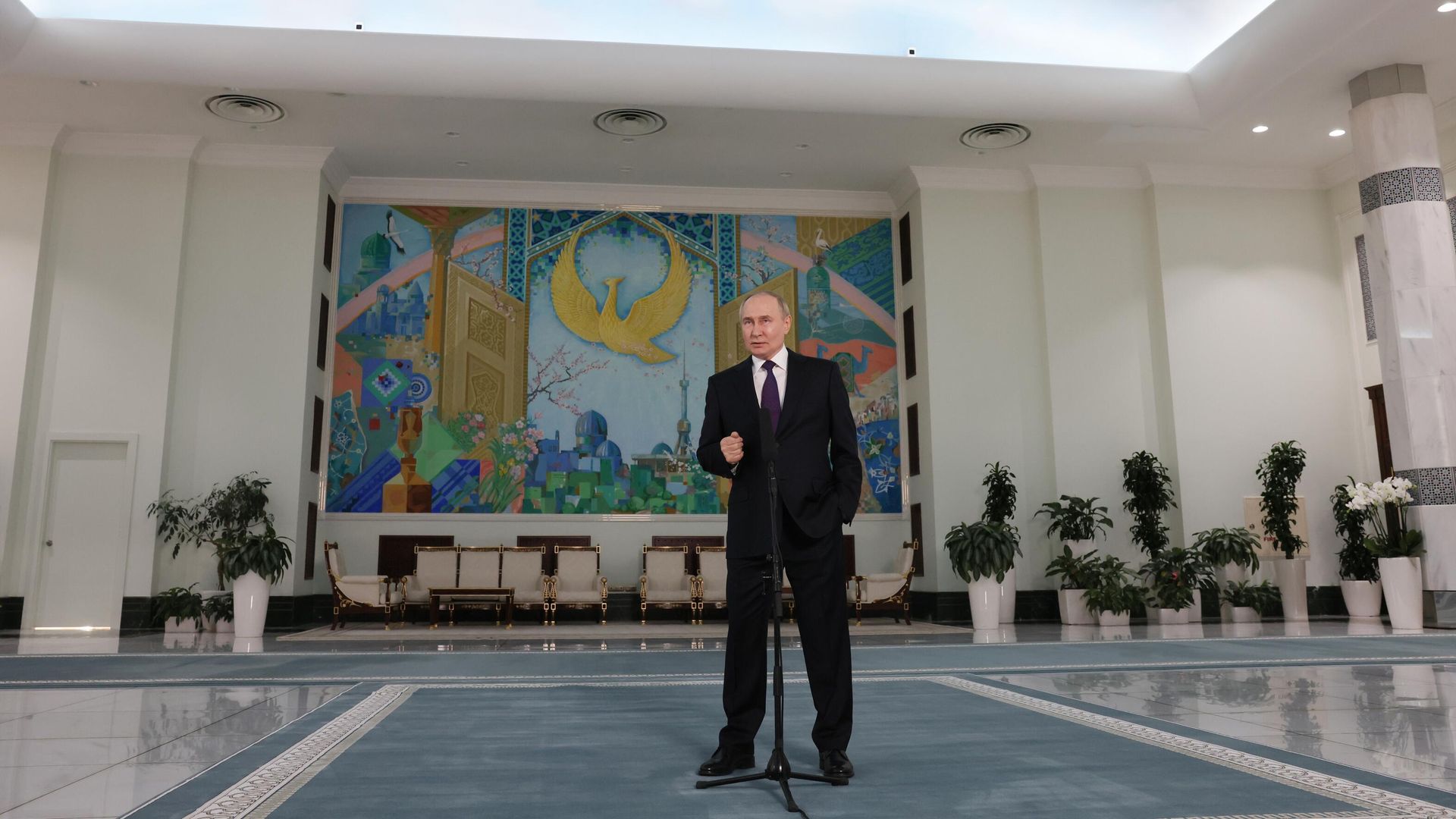 Президент РФ Владимир Путин отвечает на вопросы российских СМИ по итогам государственного визита в Узбекистан Президент РФ Владимир Путин отвечает на вопросы российских СМИ по итогам государственного визита в Узбекистан - РИА Новости, 1920, 28.05.2024