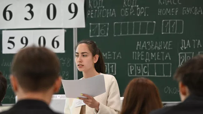 Учащиеся принимают участие в сдаче ЕГЭ по русскому языку