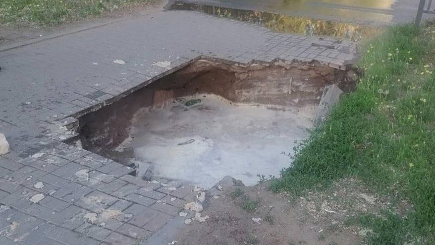 Яма с кипятком в Ленинском районе Астрахани Яма с кипятком в Ленинском районе Астрахани - РИА Новости, 1920, 29.05.2024