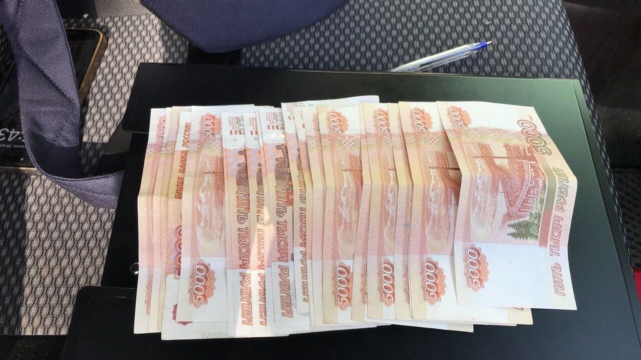 Взятка, найденная при задержании депутата Законодательного собрания Карелии и его сына Взятка, найденная при задержании депутата Законодательного собрания Карелии и его сына - РИА Новости, 1920, 29.05.2024