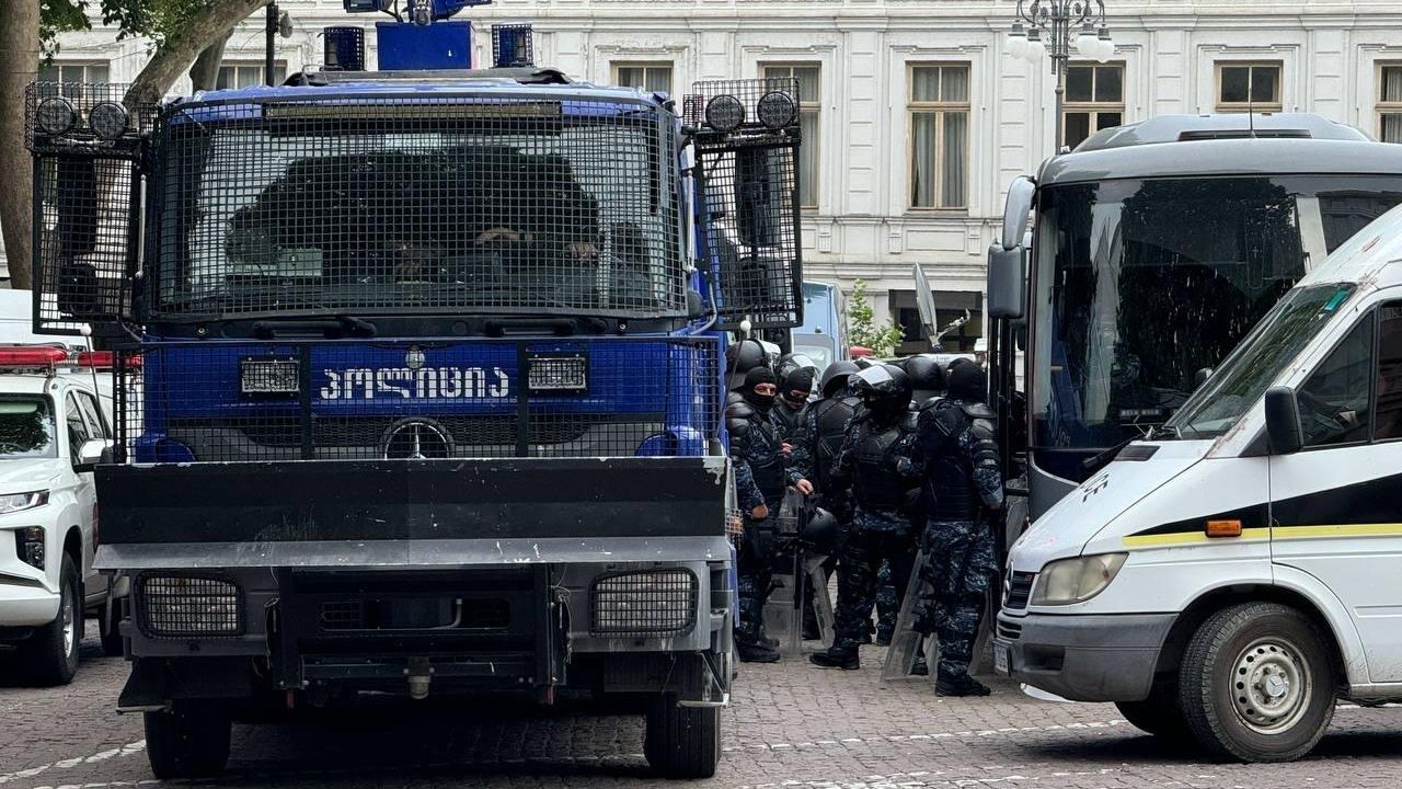 Сотрудники полиции на улице в Тбилиси во время акции протеста Сотрудники полиции на улице в Тбилиси во время акции протеста - РИА Новости, 1920, 06.06.2024