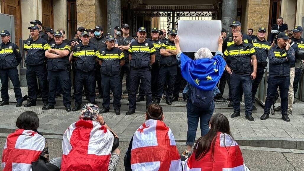 Противники закона О прозрачности иностранного влияния проводят акцию протеста перед зданием парламента в Тбилиси Противники закона О прозрачности иностранного влияния проводят акцию протеста перед зданием парламента в Тбилиси - РИА Новости, 1920, 28.05.2024