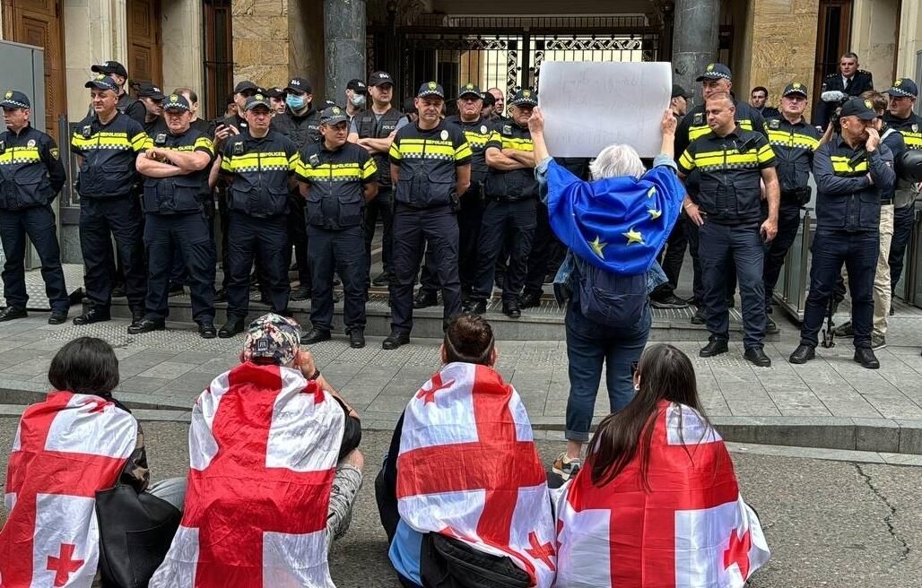 Противники закона О прозрачности иностранного влияния проводят акцию протеста перед зданием парламента в Тбилиси Противники закона О прозрачности иностранного влияния проводят акцию протеста перед зданием парламента в Тбилиси - РИА Новости, 1920, 23.10.2024