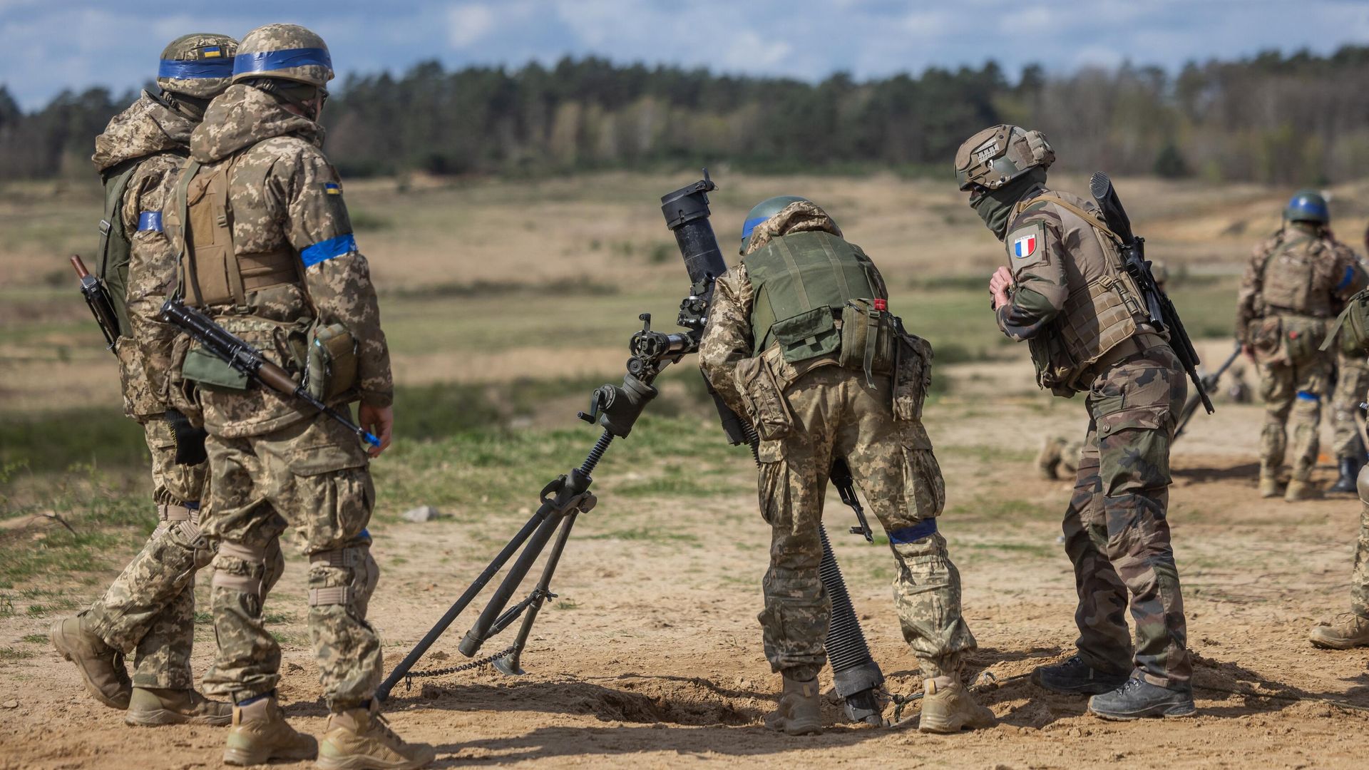 Французский инструктор тренирует украинских военных Французский инструктор тренирует украинских военных - РИА Новости, 1920, 30.05.2024