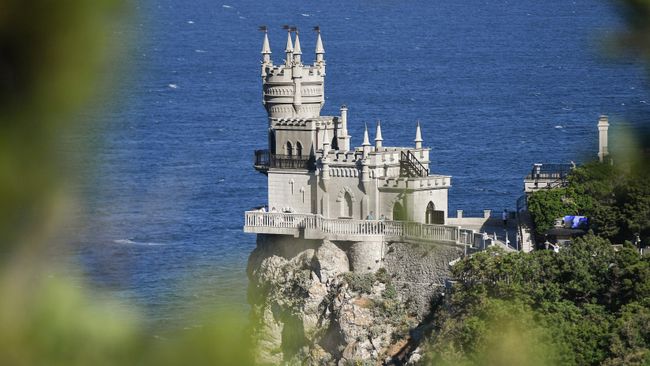 Замок Ласточкино гнездо в поселке Гаспра в Крыму