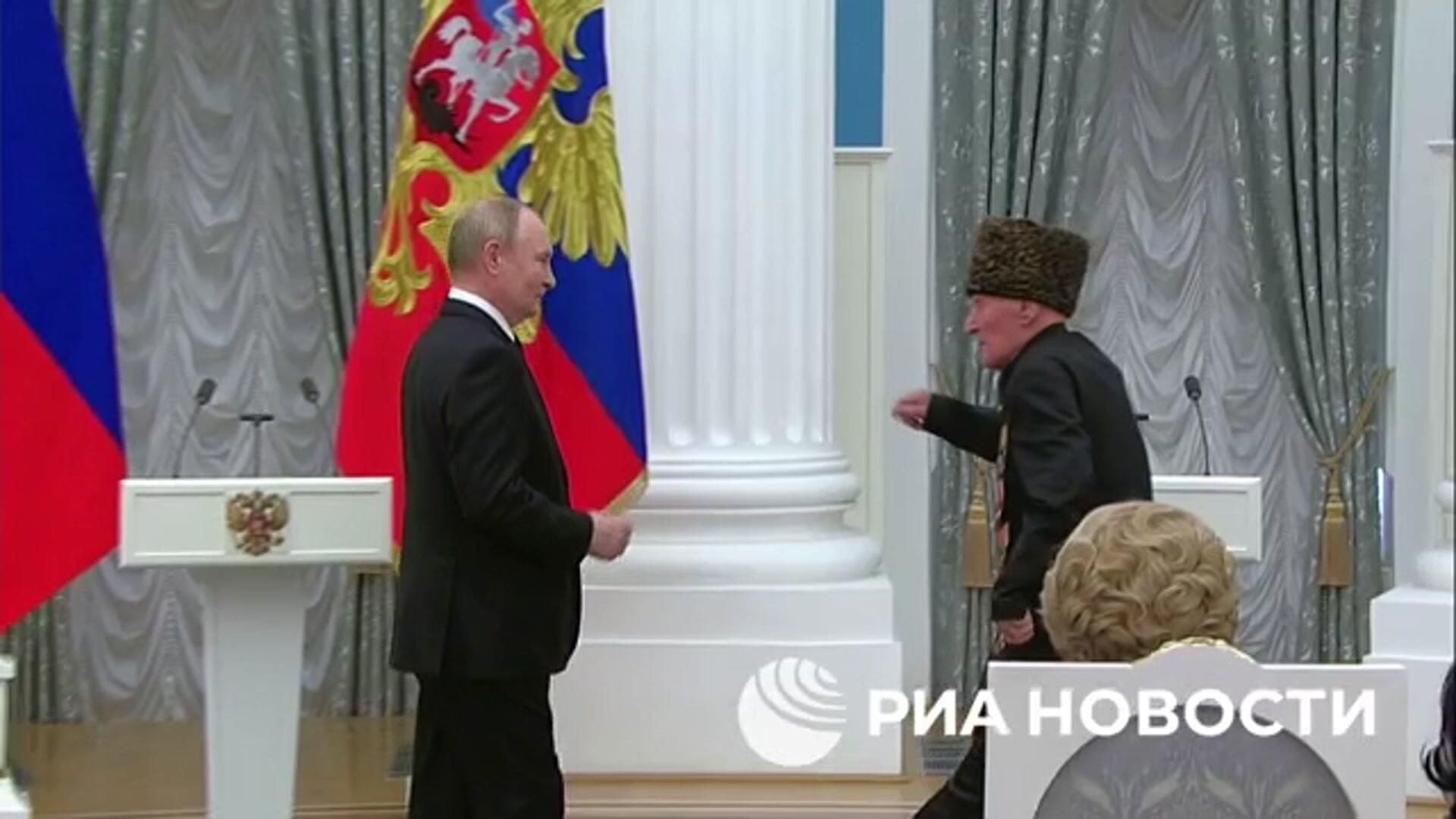 Путин вручил звезду Героя России столетнему ветерану из Дагестана Ибрагиму-Паше Садыкову Путин вручил звезду Героя России столетнему ветерану из Дагестана Ибрагиму-Паше Садыкову - РИА Новости, 1920, 30.05.2024
