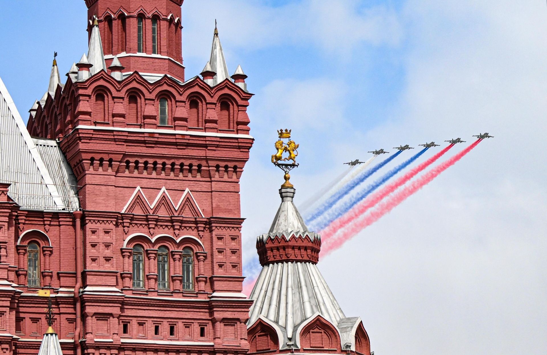Штурмовики Су-25БМ на военном параде на Красной площади в честь 79-летия Победы в Великой Отечественной войне Штурмовики Су-25БМ на военном параде на Красной площади в честь 79-летия Победы в Великой Отечественной войне - РИА Новости, 1920, 31.03.2025